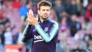 Piqué saluda a la afición previo al Clásico Español 