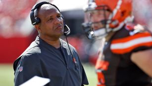 Hue Jackson durante un partido de los Browns