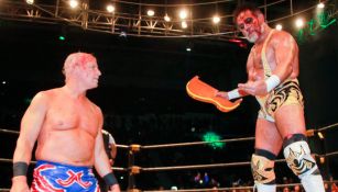 Dr. Wagner Jr. (der) le quita la cabellera a Jeff Jarrett (izq)