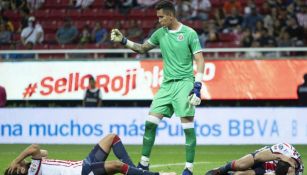 Jugadores de Chivas lamentan un gol del Morelia