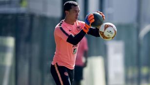 Marchesín ataja balones durante práctica del América