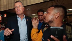 Ricardo Peláez, entre aficionados de Cruz Azul