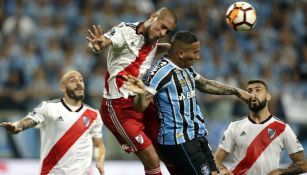 Acción durante el duelo entre Gremio y River Plate