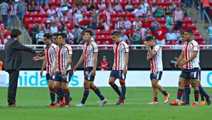 Jugadores de Chivas se lamentan tras un juego en el Estadio Akron