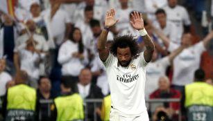 Marcelo alza los brazos durante un juego del Real Madrid