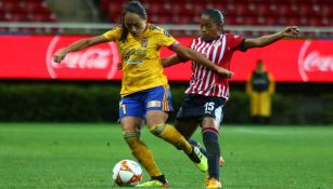  Liliana Mercado conduce el balón frente a Miriam Castillo de Chivas