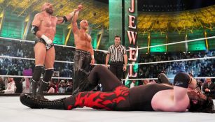Triple H y Shawn Michaels festejan en el ring