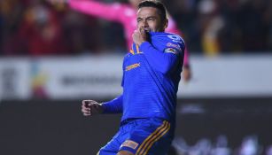 Juninho festeja su gol en el partido contra Morelia