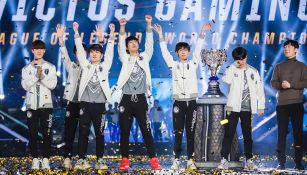 Jugadores de Invictus Gaming festejan tras coronarse