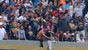 Afición de Pumas lanzando objetos a los seguidores del Cruz Azul 