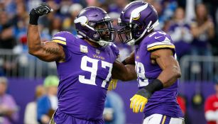 Everson Griffen celebra con Danielle Hunter durante juego contra Lions