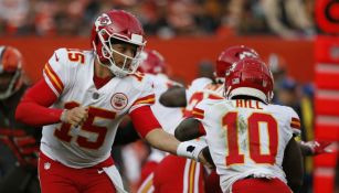 Patrick Mahomes entrega el ovoide a Tyreek Hill