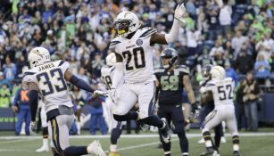 Desmond King festeja tras anotar a Seahawks