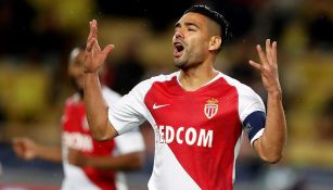 Falcao se lamenta en el juego contra Brujas