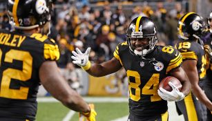 Antonio Brown festeja después de marcar un touchdown