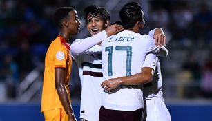 Jugadores de México festejan uno de los goles