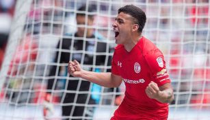 Alexis Vega festeja un gol con el Toluca