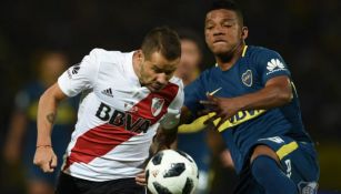 Jugadores de River Plate y Boca Juniors disputan un balón