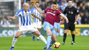 Aaron Mooy y Declan Rice pelean por el balón 