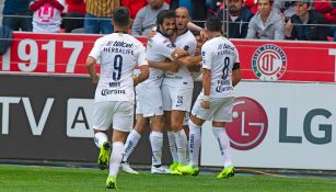 Jugadores de Pumas festejando el gol ante Toluca 