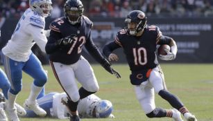 Mitchell Trubisky corre con el ovoide en el juego vs Lions