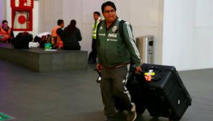 Utilero de la Selección en el aeropuerto