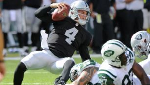 Derek Carr siendo capturado durante un juego contra Jets