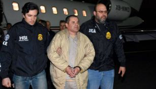 Chapo Guzmán custodiado por dos agentes de la DEA