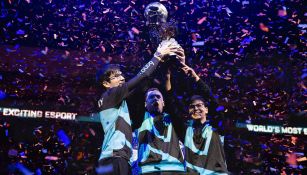 Los jugadores de Cloud9 levantan el trofeo de la RLCS