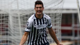 César Montes celebra gol en el Estadio Azteca