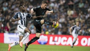 Hiram Mier gana el balón en duelo frente al Monterrey