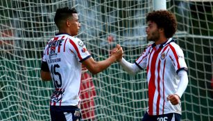 Ángel Sepúlveda y César Huerta festejan gol con Chivas 
