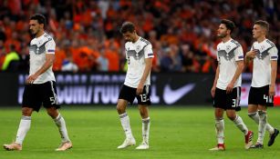 Jugadores alemanes se lamentan tras la derrota vs Holanda