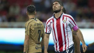 Jair Pereira se lamenta durante un partido de Chivas