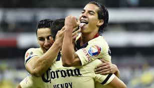 Diego Lainez en festejo de gol