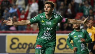 Mauro Boselli festeja gol con León