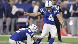 Adam Vinatieri durante el partido contra los Titans