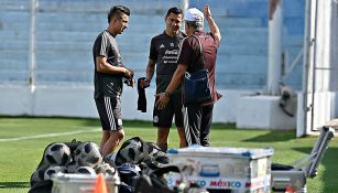 Ferretti charla con algunos elementos del Tri en un entrenamiento