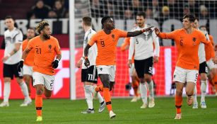 Jugadores de Holanda celebran una anotación ante Alemania