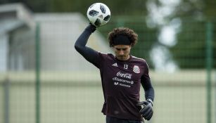 Ochoa en entrenamiento con la Selección Mexicana 