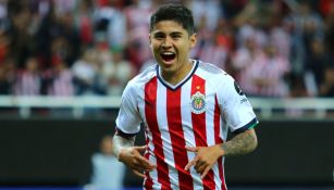 López celebra una anotación con Chivas