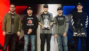 Los integrantes de Tox posan con su trofeo del Halo World Championship Series