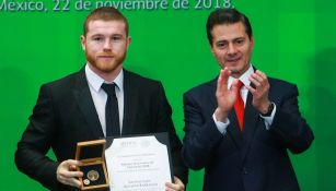 Canelo posa junto a Enrique Peña Nieto, en la entrega del PND 2018