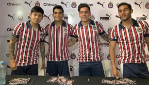 Jugadores de Chivas posan con la nueva camiseta