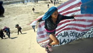 Migrantes cruzan por la frontera de Tijuana y Estados Unidos 