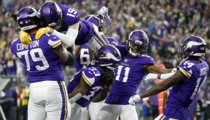 Dalvin Cook celebra con sus compañeros la anotación contra Green Bay