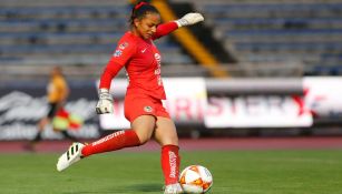 Jaidy Gutiérrez, durante un duelo con América Femenil