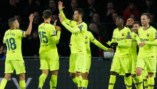 Jugadores del Barcelona festeja gol contra el PSV
