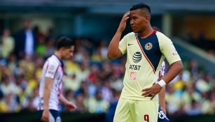 Roger Martínez en lamento en un partido del América