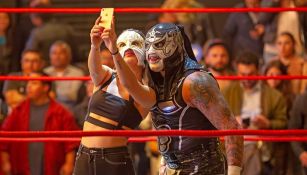 Pentagón Jr. se toma la clásica selfie con La Griega